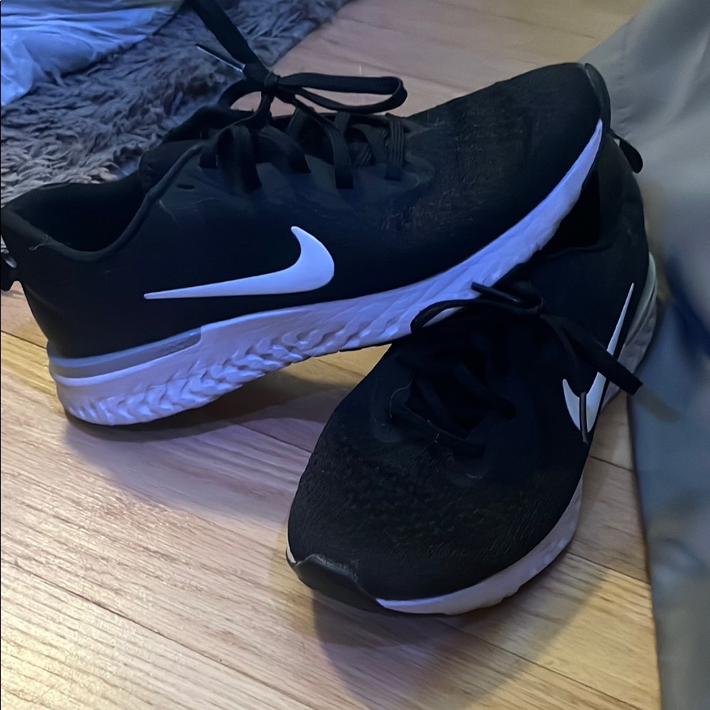 Nike Women's Black and White Athletic Shoes